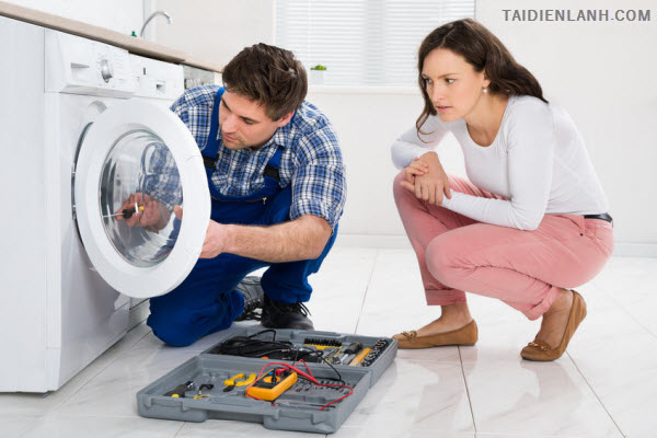 Cách mở cửa máy giặt Electrolux để không bị hư cửa
